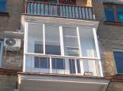 На фото - пример остекления балкона окнами от пола до потолка