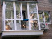 На фото - балкон кирпичной хрущевки с окнами от пола до потолка