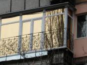 На фото - прямоугольный балкон в панельной хрущевке с окнами от пола до потолка
