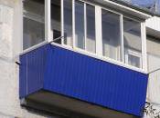 На фото - вынос балкона панельной хрущевки с раздвижными алюминиевыми окнами и наружной отделкой