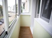 На фото - 3 метровый балкон хрущевки с обшивкой стен влагостойким гипсокартоном и последующей окраской