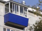 На фото - застекленный балкон панельной хрущевки с крышей из профнастила