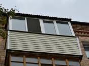 На фото - застекленный балкон хрущевки с надежной крышей и наружной отделкой сайдингом